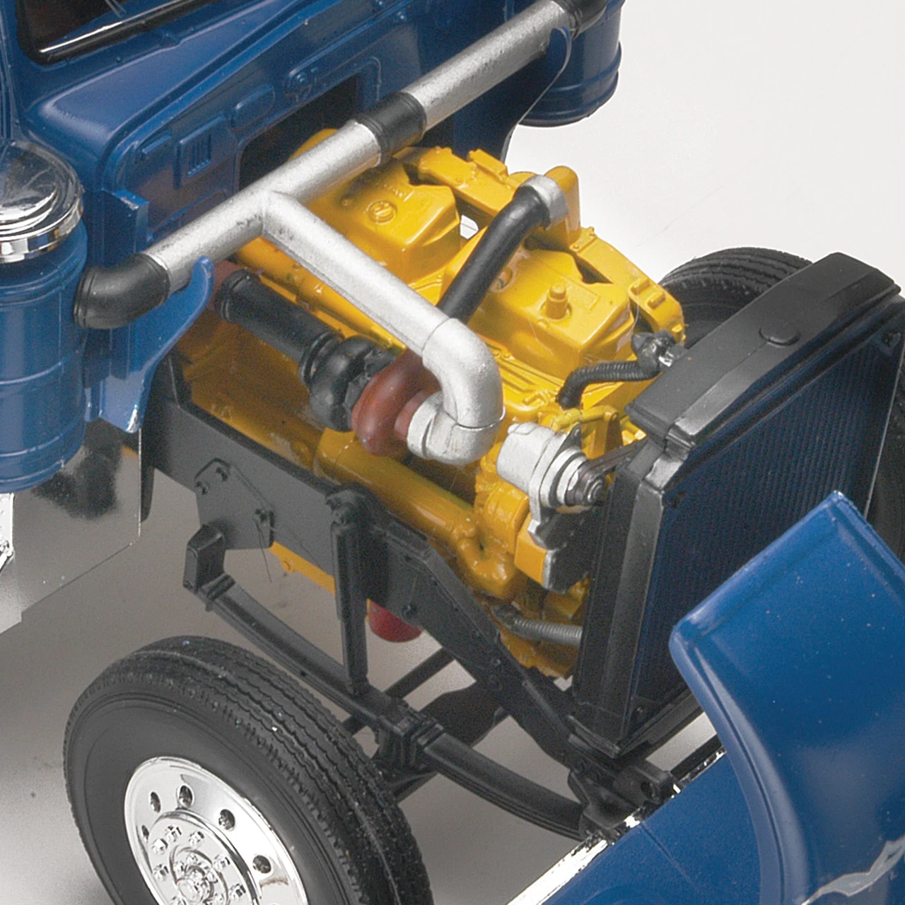 Revell 851507 1/25 Kenworth W900 Semi Tractor Model Kit 4 Revell 851507 1/25 Kenworth W900 Semi Tractor Model Kit - Image 4